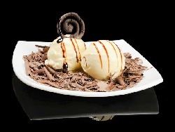 Сладоледени трюфели с ягоди, ванилов сладолед и бял шоколад - снимка на рецептата